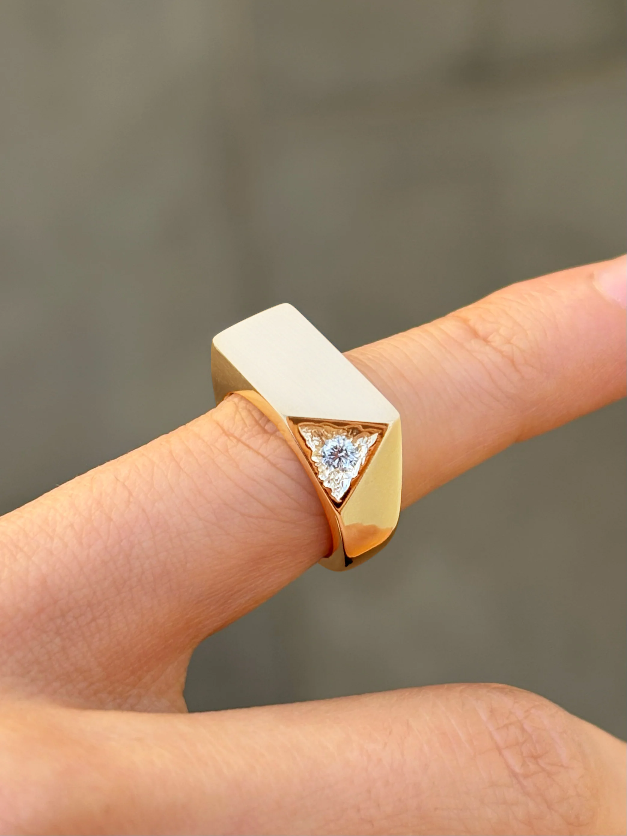 Axial Signet Gold - Image 4